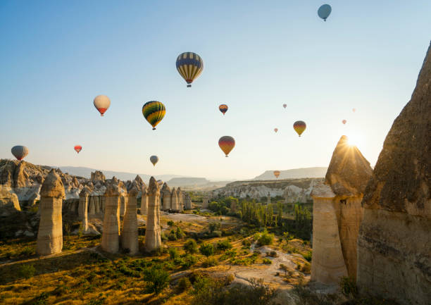 каппадокия, центральная анатолия, турция - cappadocia hot air balloon turkey basket стоковые фото и изображения