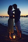 junges-romantisches-paar-am-strand.jpg?b=1&s=170x170&k=20&c=fWZNrT4j9Cm-r7IIwungj99ddmn90LAl7NY437Ejyac=
