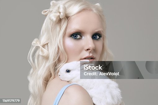  Maquillaje De Conejo Blanco Fotografías de stock, fotos e imágenes libres de derechos