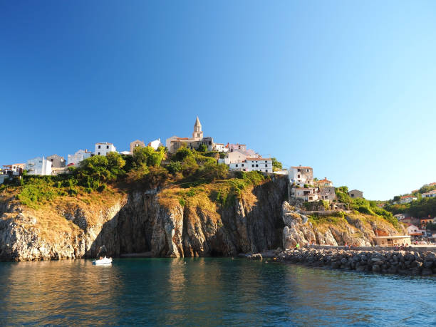 paisaje urbano de vrbnik - krk fotografías e imágenes de stock