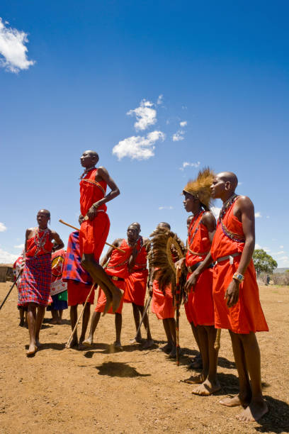 maasai männer und frauen in traditioneller kleidung - masai africa dancing african culture stock-fotos und bilder