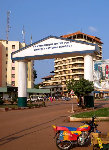 zentrum von bangui und der zentralafrikanischen republik, tor am "point kilométre zéro" pk0, der kilometer nullpunkt - bangui stock-fotos und bilder