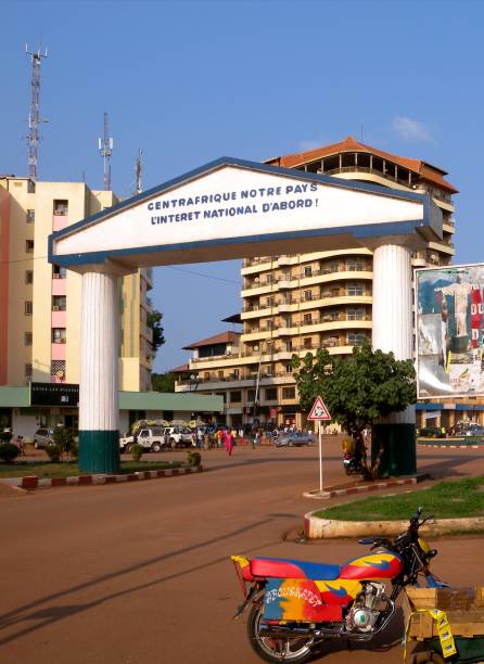centre de bangui et de la république centrafricaine, porte à "point kilomètre zéro" pk0, le point zéro kilomètre - bangui photos et images de collection