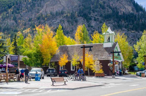 Frisco, Colorado Frisco, Colorado, USA - September 27, 2018: Main Street runs through the town of Frisco, Colorado which was established in 1880 and built during the mining boom. Today, it is a popular town among skiers from around the world. Four major ski resorts are located in close proximity to Frisco: Copper Mountain, Breckenridge, Keystone, and Arapahoe Basin. The town attracts many visitors each year and offers many shops and restaurants. A large reservoir, Lake Dillon, is also located by the town and includes a marina, park and centers for outdoor activities. frisco colorado stock pictures, royalty-free photos & images