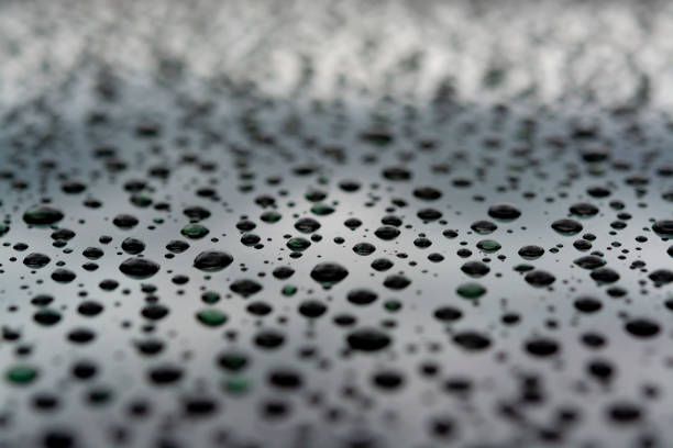 fundo abstrato com gotas da água na superfície do metal - waterdroplets - fotografias e filmes do acervo