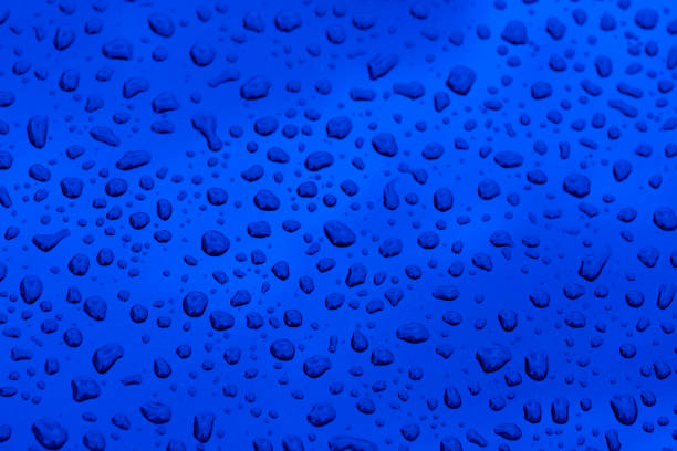 fundo abstrato com gotas da água na superfície do metal - waterdroplets - fotografias e filmes do acervo