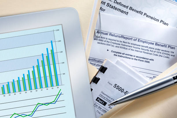 dispositivo móvel em cima dos documentos de benefícios definidos - defined - fotografias e filmes do acervo
