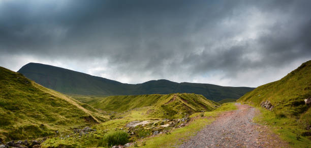 área de lady of the lake - wales brecon beacons bridge footpath - fotografias e filmes do acervo