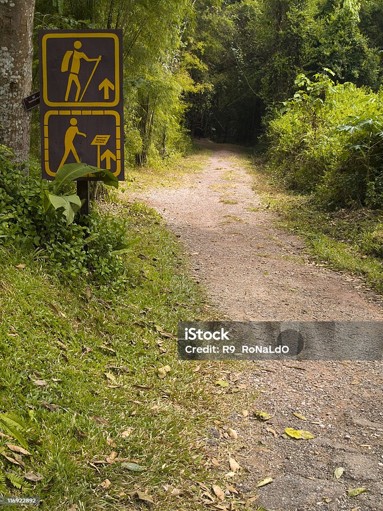 Treking e caminhadas placa com trilha de caminhada na montanha - Foto de stock de Arbusto royalty-free