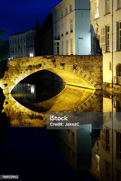 Foto de Bruges À Noite e mais fotos de stock de Antigo - Antigo, Arco - Característica arquitetônica, Arquitetura