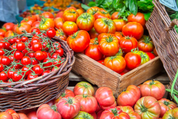 tomates au marché fermier - heirloom tomato food tomato crate photos et images de collection