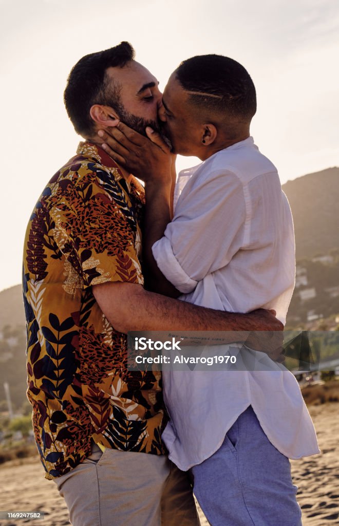 Una Pareja Interracial Gay Al Atardecer Foto de stock y más banco de  imágenes de Persona gay - Persona gay, Playa, Pareja de gais - iStock