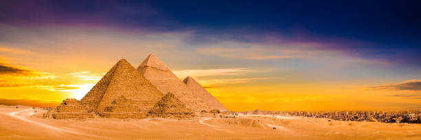 велики�е пирамиды гизы, египет - pyramid pyramid shape egypt sunset стоковые фото и изображения