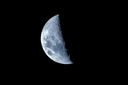 Luna creciente encerada como se ve desde el hemisferio sur. Increíble la superficie áspera de la luna llena de cráteres de meteoritos procedentes del universo y estrellando nuestro satélite la Luna un alivio asombroso photo