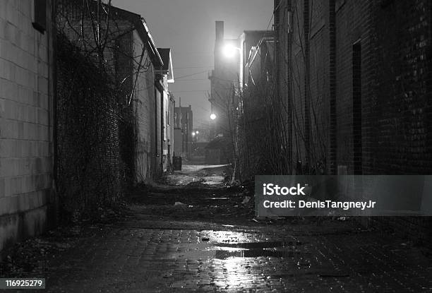 Photo libre de droit de Alley banque d'images et plus d'images libres de droit de Brouillard - Brouillard, Ruelle, Sombre