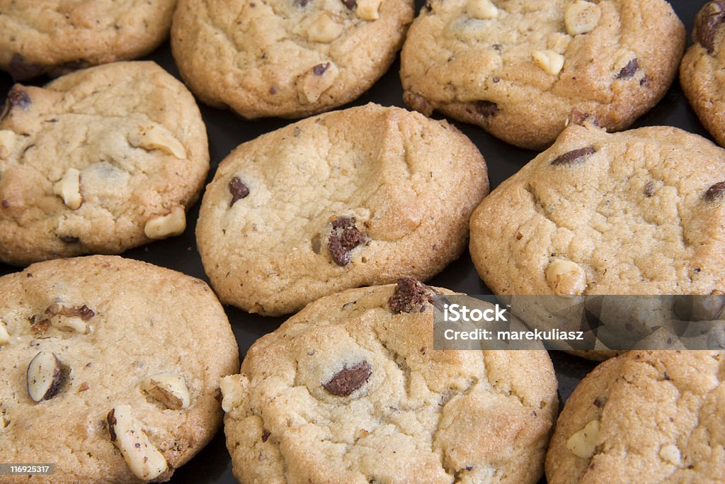 Печенье с шоколадной стружкой и орех ломтика - Стоковые фото Грецкий орех роялти-фри