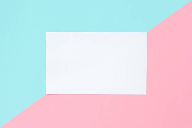marco vacío y sobre fondo pastel azul y rosa con espacio de copia. plano, espacio libre de copia. - paper sheet fotografías e imágenes de stock
