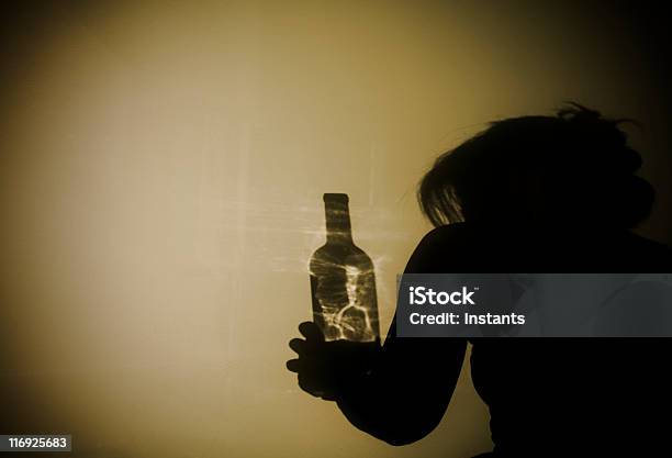 Alkoholismus Stockfoto und mehr Bilder von Alkoholisches Getränk - Alkoholisches Getränk, Verstecken, Abgeschiedenheit