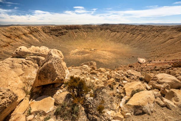 метеор кратер природных ориентир в аризоне сша - crater стоковые фото и изображения