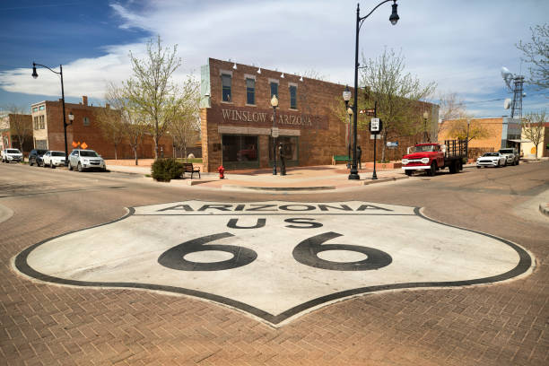 cruce del centro de winslow arizona a lo largo de la histórica ruta 66 - winslow arizona fotografías e imágenes de stock