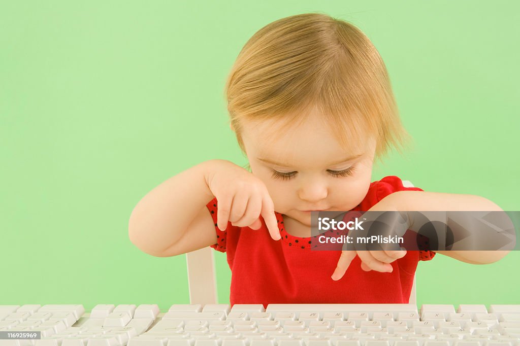 Bambino digitando su una tastiera (XXL - Foto stock royalty-free di Abilità