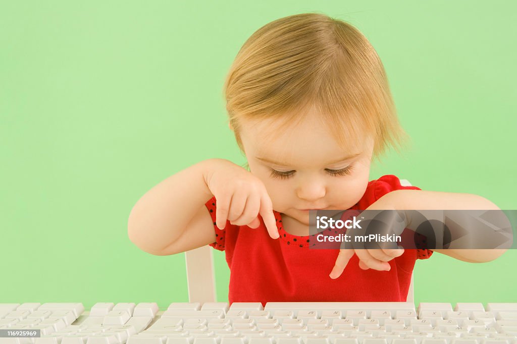 Молодой ребенок, набор текста на клавиатуре (XXL - Стоковые фото Brand Name Online Messaging Platform роялти-фри