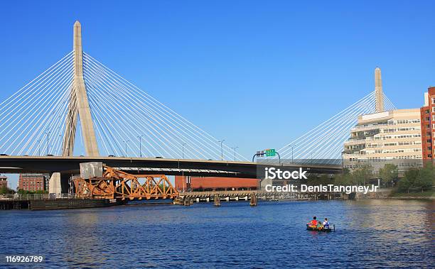 Zakim Bridge - Fotografie stock e altre immagini di Leonard P. Zakim Bunker Hill Bridge - Leonard P. Zakim Bunker Hill Bridge, Ambientazione esterna, Andare in barca a vela