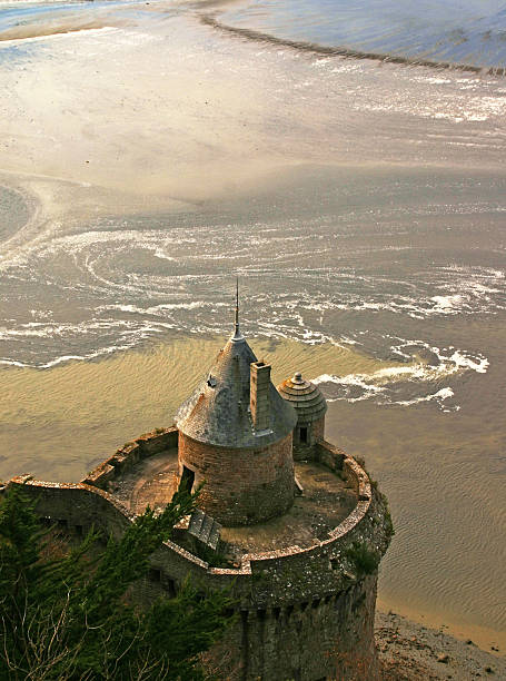 The Sainte-Anne Chapel site is part of the Grand Site National de la Baie du Mont-Saint-Michel. The site is a place of pilgrimage: the forgiveness of Sainte-Anne once gathered between 5,000 and 6,000 people. This gathering still takes place today, every fourth Sunday in July. Mass is celebrated and followed by a procession on the dike with the wooden statue of Saint Anne. The dikes located on either side of the water bodies correspond to the phases of reclamation of the Bay, which began in the Middle Ages. In front of this chapel stretch as far as the eye can see, the grasses, natural meadows covered by the sea at high tides, where the famous salt-meadow lambs graze.