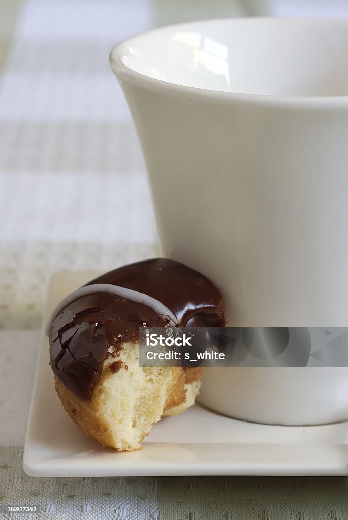 Buñuelo en forma de rosca y cup - Foto de stock de Al horno libre de derechos