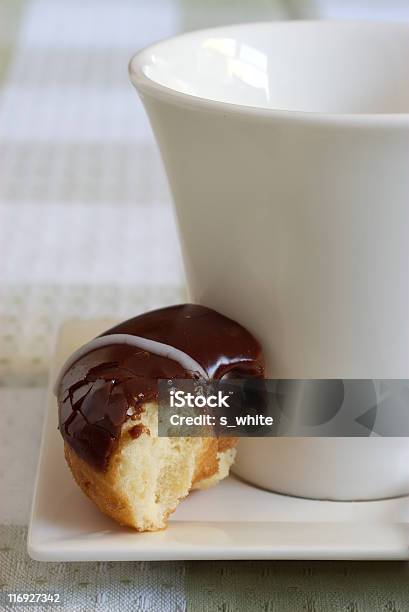 Buñuelo En Forma De Rosca Y Cup Foto de stock y más banco de imágenes de Al horno - Al horno, Alcorza, Alimento