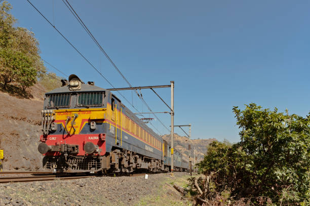 central railways elétrica motor loco em khandala ocidental ghats maharashtra - metal gates - fotografias e filmes do acervo