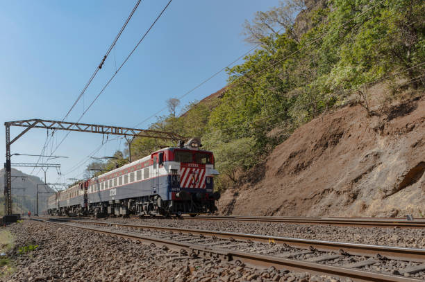 central railways elétrica motor loco em khandala ocidental ghats maharashtra - metal gates - fotografias e filmes do acervo