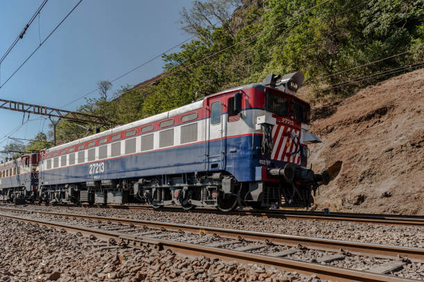 central railways elétrica motor loco em khandala ocidental ghats maharashtra - metal gates - fotografias e filmes do acervo