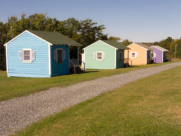 cabines d'été colorées, bungalow, hébergement, pastel, destination, effet de perspective - lodging photos et images de collection