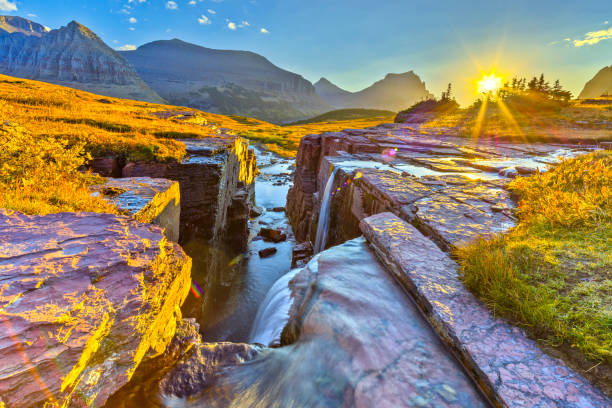 glacier-nationalpark in montana usa - continental divide stock-fotos und bilder