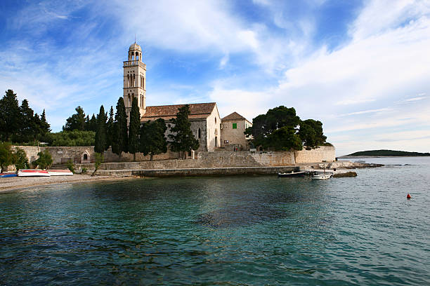 monastère franciscain - morning croatia blue sea photos et images de collection