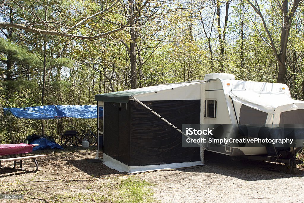 Camp proprietà Vacanza tenda Trailer con portico protetto - Foto stock royalty-free di Albero