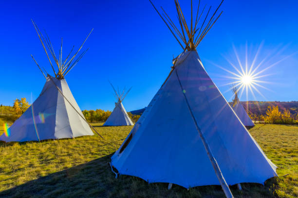 glacier-nationalpark in montana usa - teepee stock-fotos und bilder