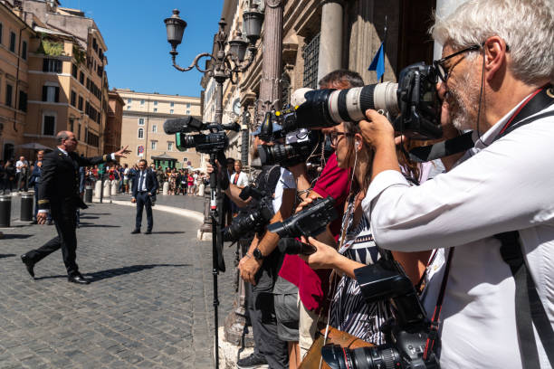 giornalisti e fotografi al lavoro - italian elections foto e immagini stock