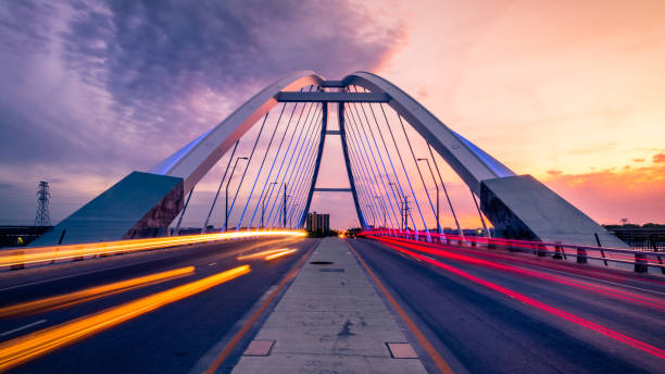lowry bridge in minneapolis at sunset car trails at lowry bridge in minneapolis at sunset minneapolis stock pictures, royalty-free photos & images