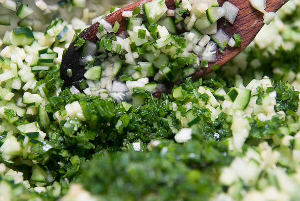 cutted cebola e plantas aromáticas - zubereiten imagens e fotografias de stock