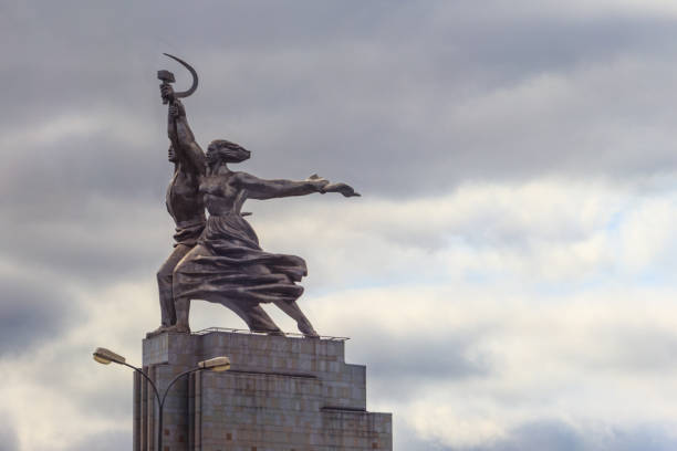 trabalhador soviético famoso do monumento e mulher de kolkhoz (mulher de exploração agrícola coletiva) do sculptor vera mukhina em moscovo, rússia. feito do aço inoxidável em 1937 - vdnh - fotografias e filmes do acervo