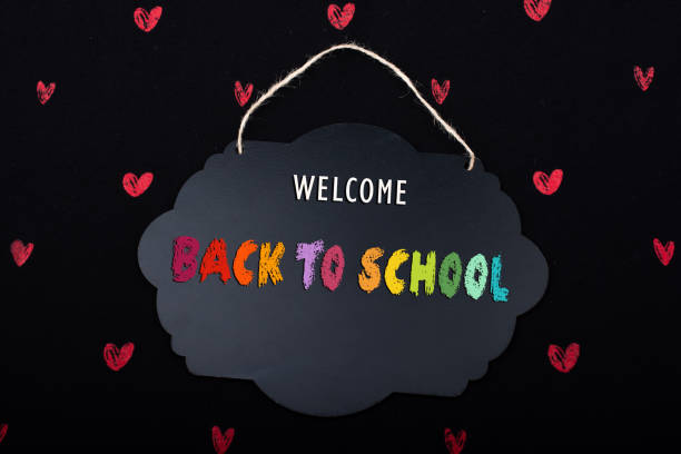 istock Black speech bubble shaped notice board  and red hearts 1169290373