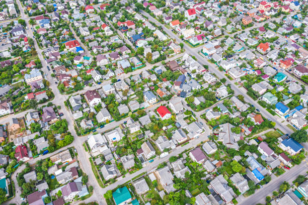 вид с воздуха на пригородный район летом с зелеными деревьями и домами - aerial view building exterior suburb neighbor стоковые фото и изображения