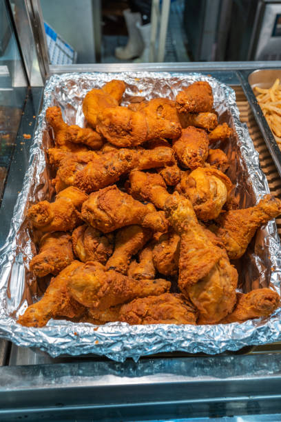 foto vertical da pilha de baquetas de galinha fritadas no mercado - vietnam market asia bird - fotografias e filmes do acervo