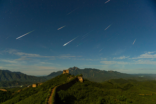 On August 14, 2019, the Perseid meteor shower was photographed on the Panlongling Great Wall at the Gubeikou of Miyun, Beijing. The Perseid meteor shower is one of the three major meteor showers in the Northern Hemisphere. It has a relatively stable flow rate and beautiful fire stars, and is loved by all. This time, the only shortcoming is that the moon is bigger and the Great Wall shines like daylight.