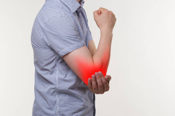 肘の痛み、関節の炎症に苦しむ男性 - sprain human joint palm human arm ストックフォトと画像