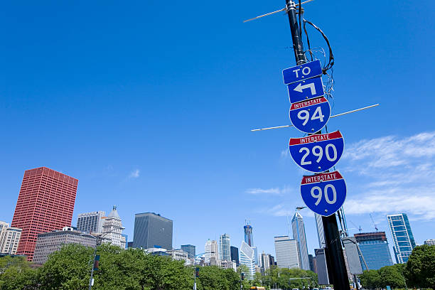 interestatal las señales en el centro de la ciudad de chicago - highway 94 fotografías e imágenes de stock