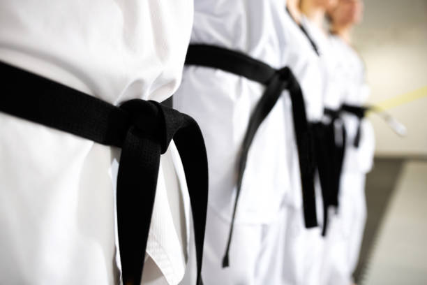 cinturones negros en modo de primer plano - karate child judo belt fotografías e imágenes de stock