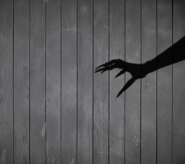 ombra della mano della strega, sfondo nero di halloween - monstrosity foto e immagini stock